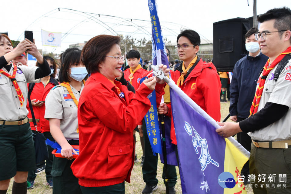 三五童軍節慶祝大會中「系錦旗」。圖／記者鄧富珍攝