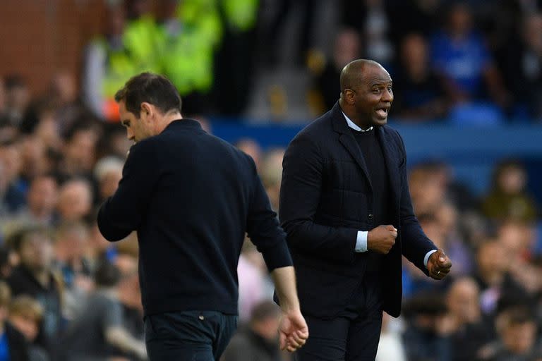 Un fanático del Everton provocó al técnico del Crystal Palace, Patrick Vieira.  (Photo by Oli SCARFF / AFP) / RESTRICTED  