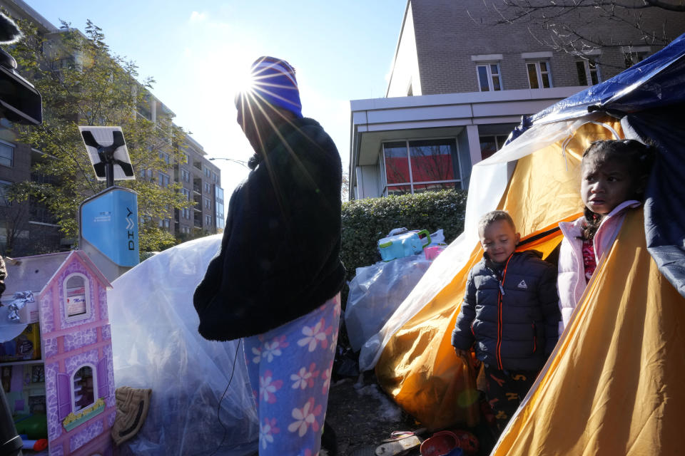 Gleicy Martinez, de Venezuela, es entrevistada por The Associated Press, el miércoles 1 de noviembre de 2023, en una pequeña comunidad de tiendas de campaña donde viven migrantes, cerca del cuartel de policía del norte de Chicago. (AP Foto/Charles Rex Arbogast)