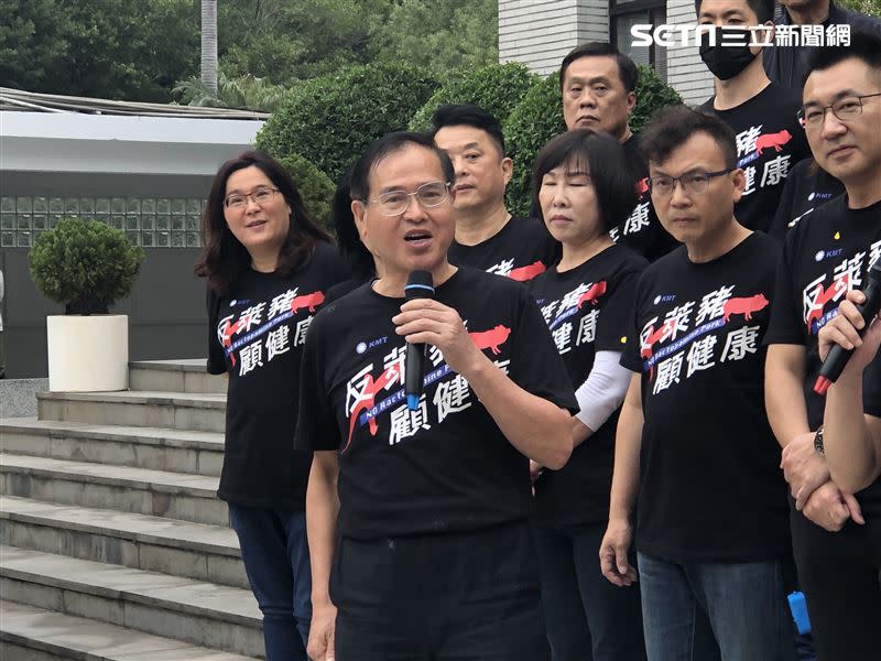 陳柏惟在抗議過程，突襲鄭天財，結果反遭林為洲鎖侯反制。（圖／記者林恩如攝影）