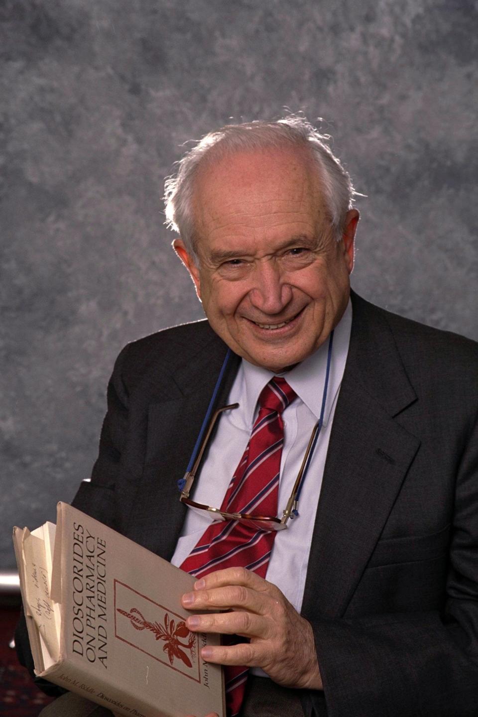 2000 studio portrait of Raphael Mechoulam - Dan Porges/Getty Images