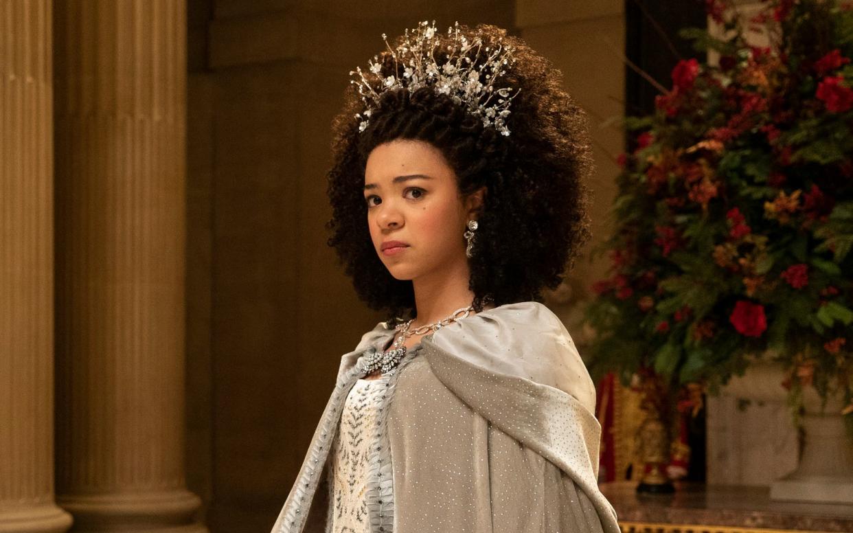Als mächtige Monarchin ist Charlotte eine der wichtigen Strippenzieherin im Serien-Hit "Bridgerton": Nun erzählt Netflix die Geschichte der jungen Königin wider Willen (India Amarteifio). (Bild: 2022 Netflix, Inc. / Liam Daniel)