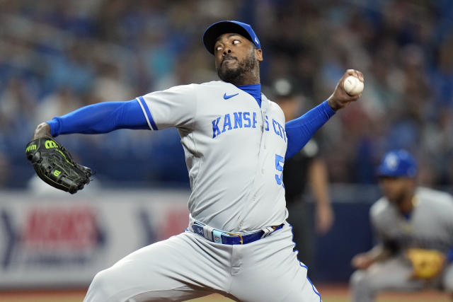 KC Royals: Aroldis Chapman is already hurt without throwing a pitch