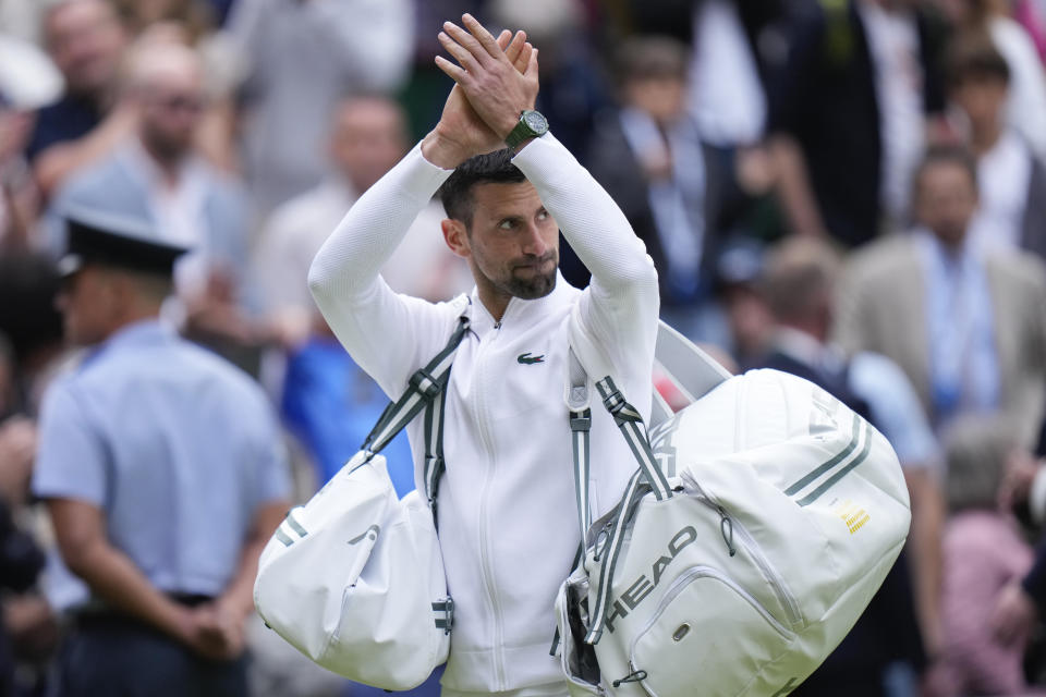 El serbio Novak Djokovic saluda a la afición en la Cancha Central tras vencer a Lorenzo Musetti en la semifinal de Wimbledon el viernes 12 de julio del 2024. (AP Foto/Alberto Pezzali)