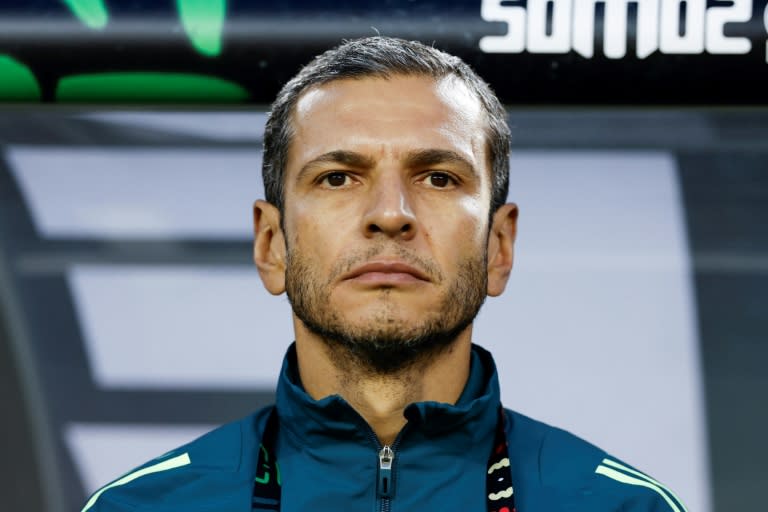 El seleccionador de México, Jaime Lozano, observa antes del partido de fútbol amistoso internacional entre México y Bolivia en el Soldier Field de Chicago, Illinois, el 31 de mayo de 2024. (KAMIL KRZACZYNSKI)