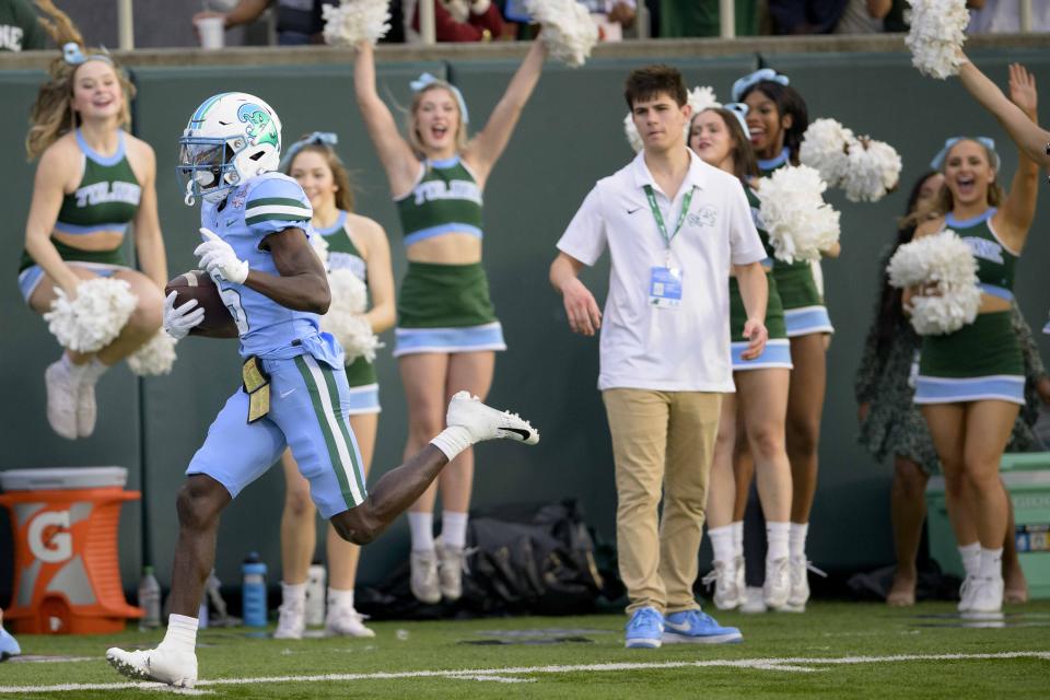Tulane wide receiver Lawrence Keys III (6) breaks away from Central Florida for a touchdown during the first half of the American Athletic Conference championship NCAA college football game in New Orleans, Saturday, Dec. 3, 2022. (AP Photo/Matthew Hinton)