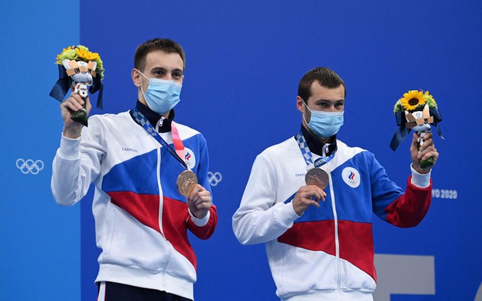 Bronze medallists Russia's Aleksandr Bondar and Russia's Viktor Minibaev pose with their medals - AFP