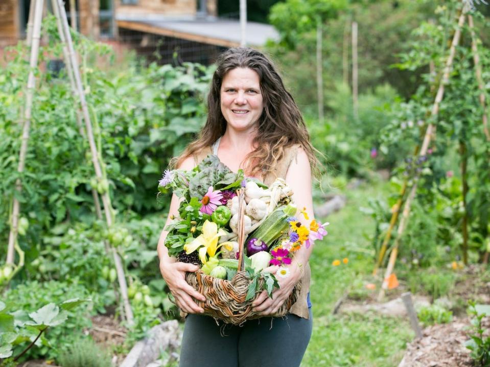 Bogwalker mit Gartenernte. - Copyright: Jenny Tenney Photography.