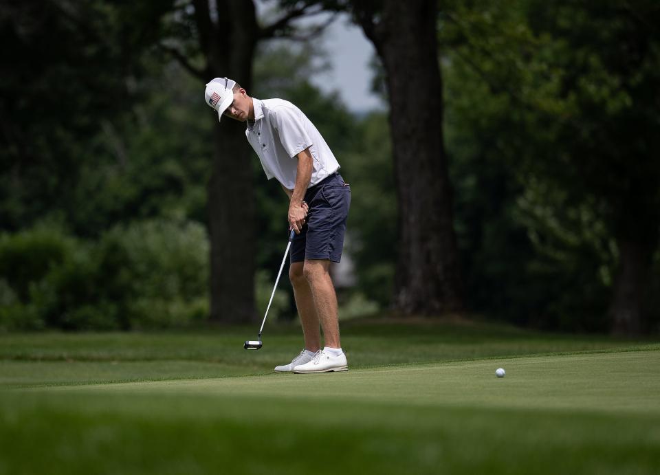 Lucas Levasseur, residente de Hopedale y estudiante de primer año de la Universidad de Assumption, patea en el hoyo 10 durante el Worcester County Amateur en Wachusett CC en West Boylston el domingo 30 de junio de 2024.