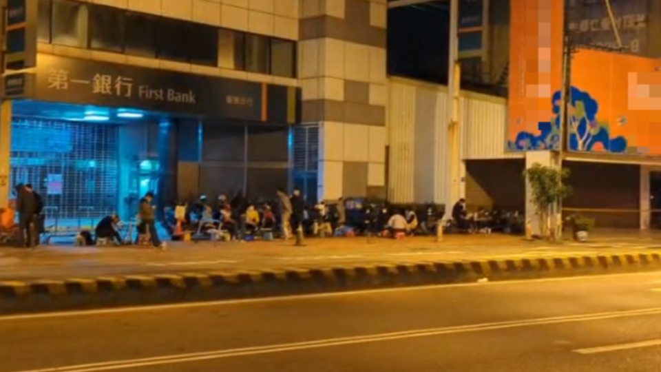 台南市建案引發民眾徹夜排隊。（圖／翻攝自住宅週報臉書）