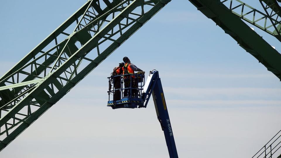 Workers could be seen examining parts of the LaSalle Causeway in Kingston, Ont. on May 9, 2024.                     