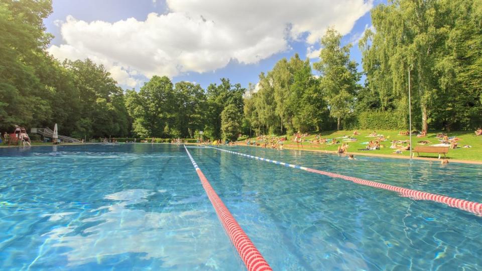 <p>Das erste von vier Freibädern Bayerns, die es in die Top Ten geschafft haben, ist der Naturgartenbau in Nürnberg. Dieser verfügt über ein Schwimmer-, Nichtschwimmer- und Planschbecken, eine Breitwasserrutsche, ein Beachvolleyballfeld, schattige Liegeflächen sowie eine Gaststätte. (Foto: nuernbergbad.nuernberg.de) </p>