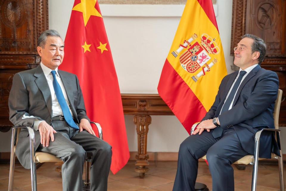 西班牙外長阿爾巴雷斯(Jose Manuel Albares)18日和中國外長王毅舉行會談。(X平台)