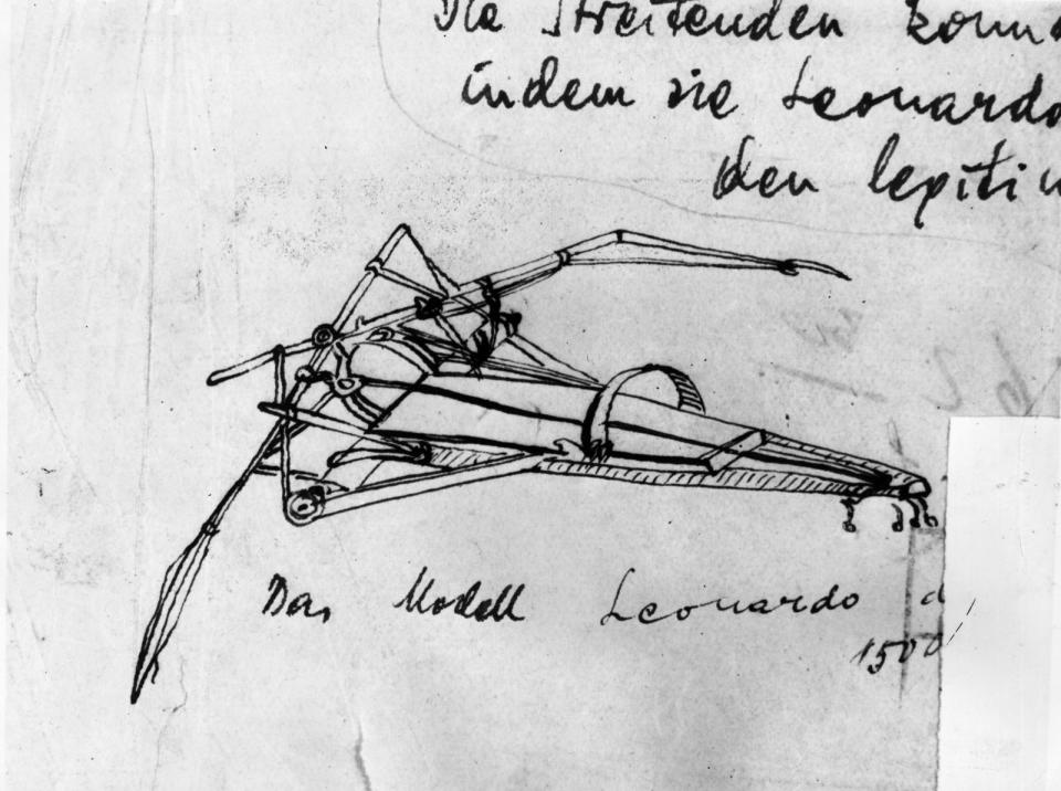 Leonardo da Vinci studierte die Vögel und ihre Flugfähigkeit: Ihm schwebte vor, anhand ihres Beispiels Flugmaschinen für die Menschen zu bauen. Somit gilt das Universalgenie aus dem 15. Jahrhundert als ein Pionier unter den Bionikern - auch wenn es mit der Konstruktion tatsächlich flugtauglicher Apparate noch Jahrhunderte dauern sollte. (Bild: Getty Images/Hulton Archive)