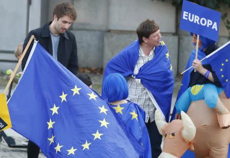 Pro-European Union demonstrators are seen outside the German Parliamentary Society offices, where the exploratory talks about forming a new coalition government are held by CDU/CSU, in Berlin, Germany, October 18, 2017. REUTERS/Fabrizio Bensch