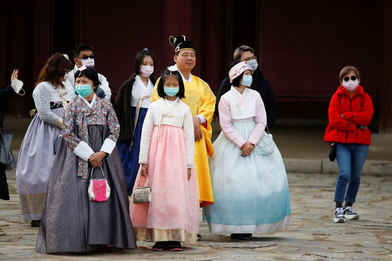 Tourists wear masks to prevent contracting coronavirus in Seoul