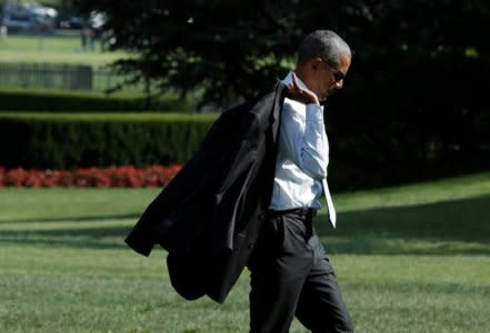 U.S. President Barack Obama walks on the South Lawn of the White House in Washington, U.S. upon his return after visiting the Walter Reed National Military Medical Center, August 26, 2016.  REUTERS/Yuri Gripas