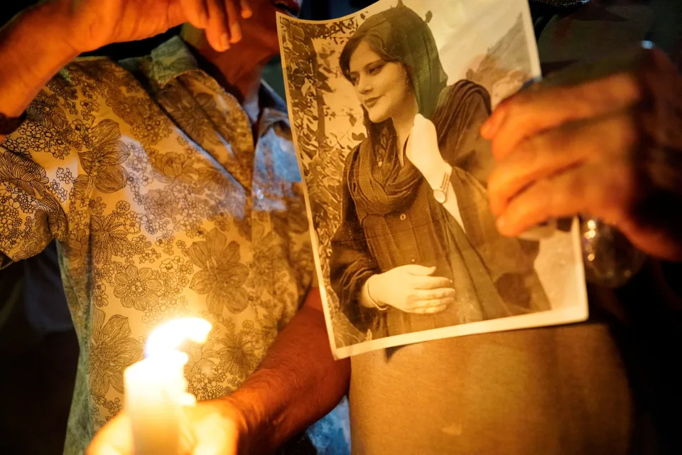 <p>A image of Zhina Mahsa Amini at a candlelit vigil following her death, outside the Wilshire Federal Building in Los Angeles, California, U.S., September 22, 2022. REUTERS/Bing Guan</p> 