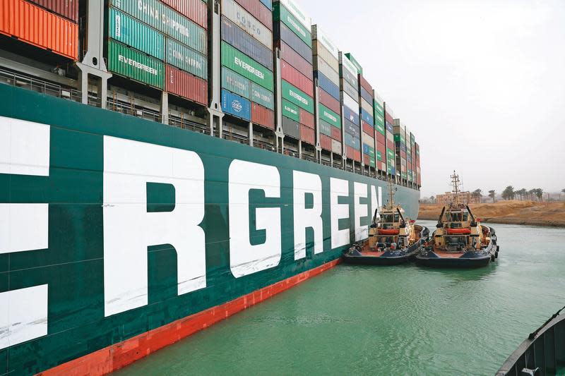 長榮貨櫃船在蘇伊士運河的意外事件，恐讓貨櫃與石油價格漲價問題變得嚴重。（翻攝SCA官網）