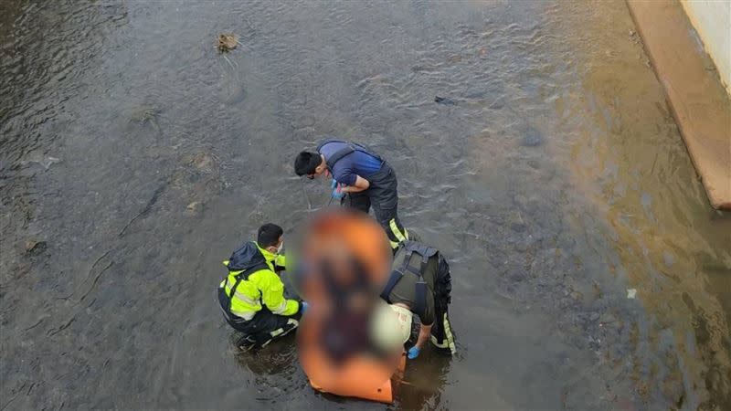 葉姓老騎機車翁被追撞後慘死金山清水橋下。（圖／翻攝畫面）