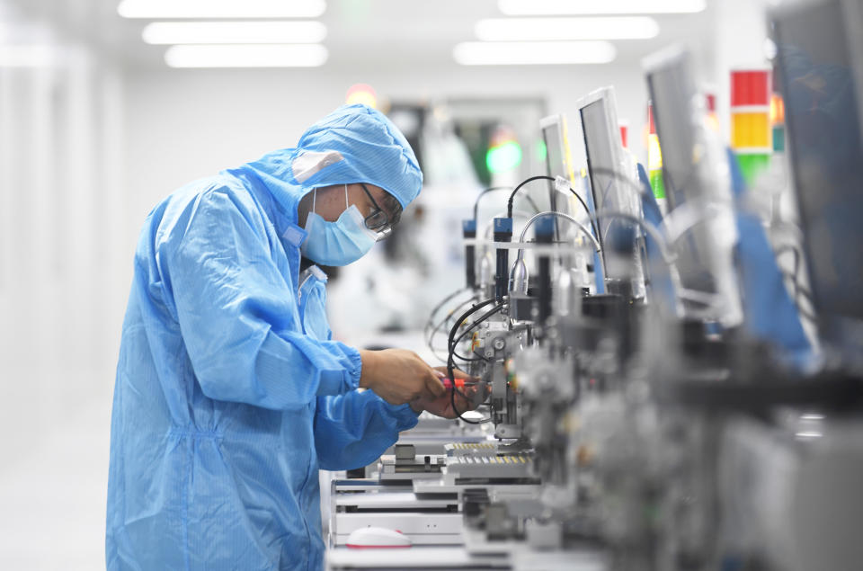 Un técnico prueba un sello de semiconductor en una operación de producción en Guiyang, provincia de Guizhou, China, 16 de agosto de 2023. (Foto de Costfoto/NurPhoto vía Getty Images)