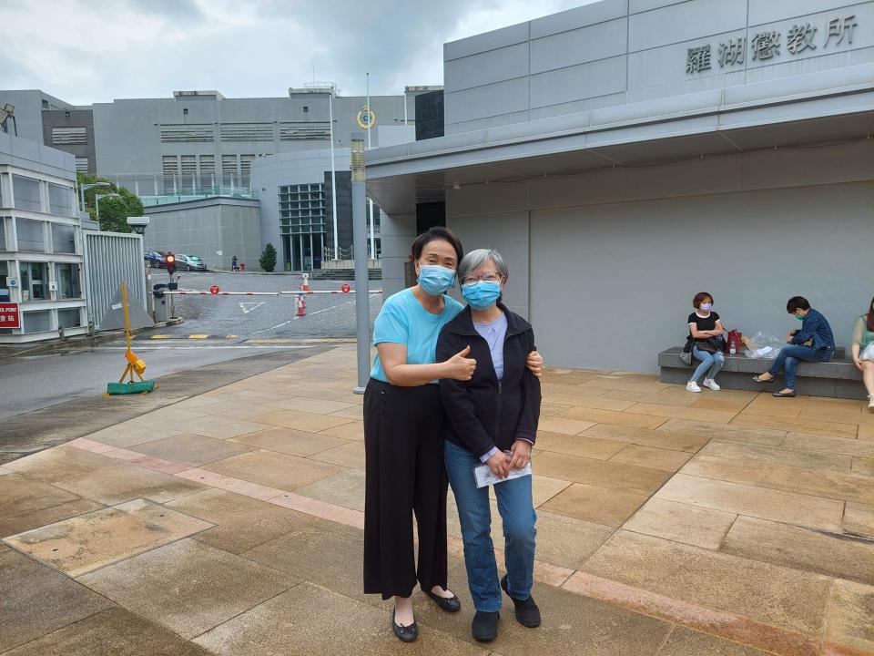 前民主黨主席劉慧卿等親友，今早迎接何秀蘭出獄。(劉慧卿Facebook圖片)