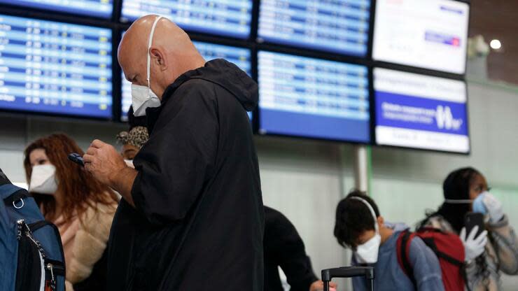 Reisende tragen Mundschutz am Flughafen Roissy Charles de Gaulle. Alle nach Frankreich einreisende müssen in zweiwöchige Quarantäne. Foto: dpa