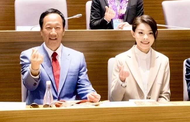 新竹市長高虹安（右）被影射放任男友干政，有意參選總統的鴻海創辦人郭台銘（左）要她訴諸法律。取自新竹市府官網