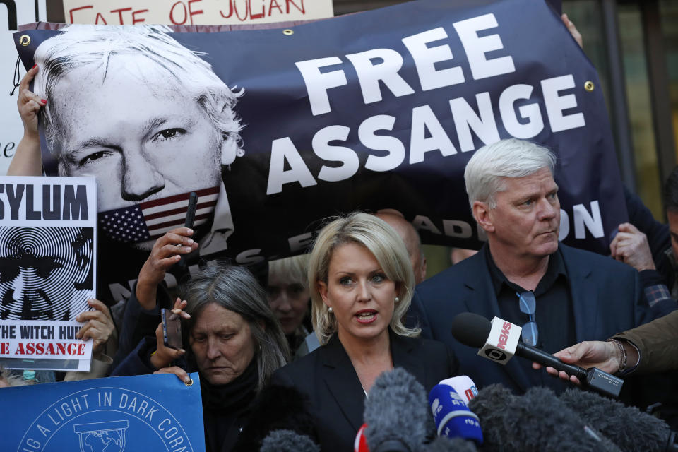 La editora de WikiLeaks Kristinn Hrafnsson (centro) habla con la prensa frente a un tribunal de Londres, durante una vista relacionada con Julian Assange el 11 de abril del 2019. Detrás suyo se ve un cartel que dice "Liberen a Assange". (AP Photo/Alastair Grant)