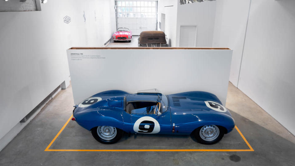 Une Jaguar D-Type de 1955, une Horch 853 Cabriolet de 1937 et une Mercedes-Benz 300 SL Roadster de 1961 font partie d'une exposition temporaire à l'espace cuisine de Morton Street Partners à Manhattan.