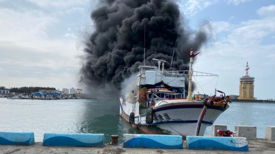 台中梧棲漁港一艘漁船今（15）日發生火燒船意外。（圖／翻攝自中部版－記者爆料網）