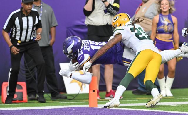 Vikings' fan rewarded with game ball after flipping off Giants