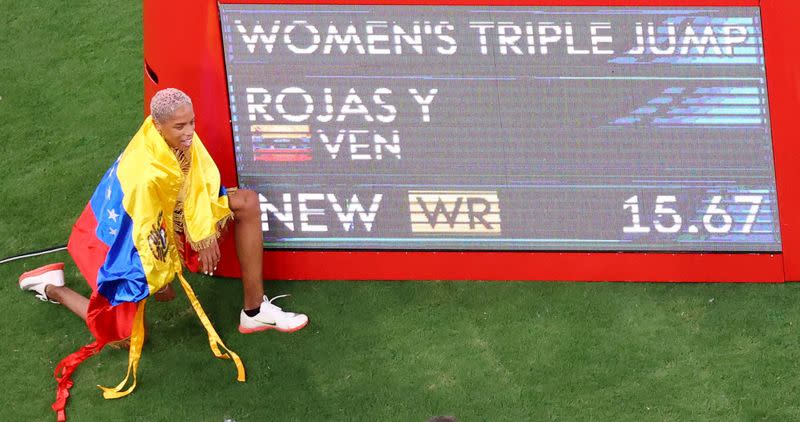 Foto del domingo de la atleta Yulimar Rojas de Venezuela celebrando tras ganar el oro olímpico e triple salto con récord mundial