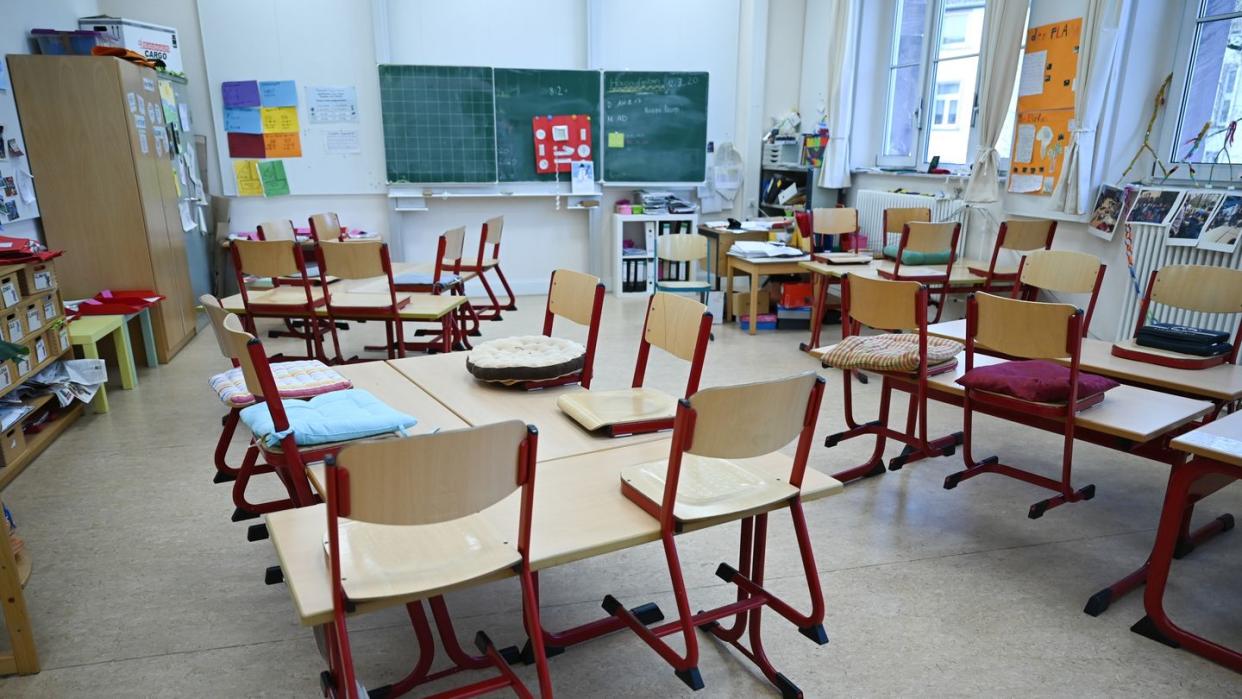 Stühle sind in einem leeren Klassenzimmer in einer Schule in Frankfrut auf den Tischen abgestellt.