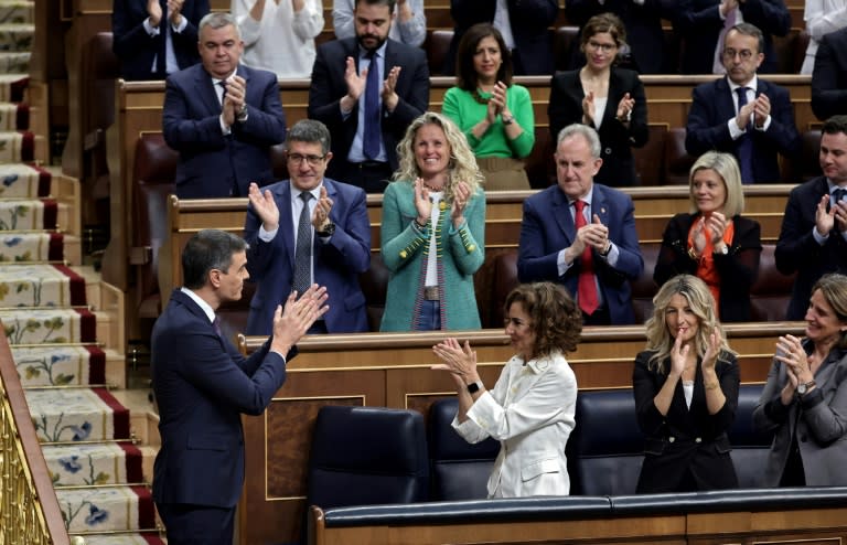 Le Premier ministre espagnol Pedro Sanchez, des membres du Parlement et du gouvernement applaudissent après l'annonce de la reconnaissance d'un Etat palestinien, le 22 mai 2024 au Congrès à Madrid (Thomas COEX)