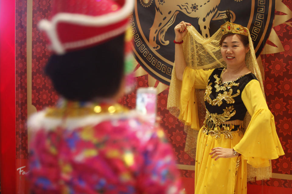 Una mujer se toma una fotografía durante la celebración del Año Nuevo Lunar chino en un centro comercial el 16 de febrero de 2018, en Ciudad de Panamá. La comunidad china residente en Panamá celebró por todo lo alto el fin del Año del Gallo y el comienzo del Año del Perro y dijo que las nuevas relaciones diplomáticas entre ambos países en el nuevo periodo vana ser muy fructíferas. EFE/Bienvenido Velasco