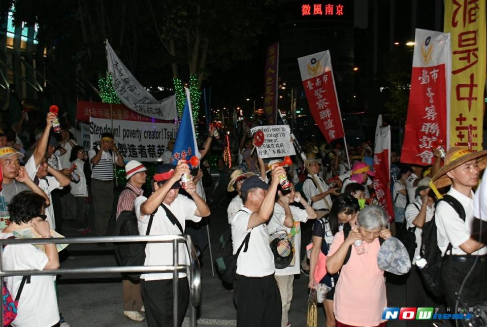 ▲世大運開幕，反年金改革抗議，影響選手進場。（圖／林調遜攝,2017.8.19）