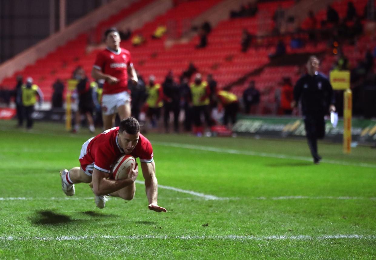 Gareth Davies score Wales’s third try to retake the lead off Italy (PA)