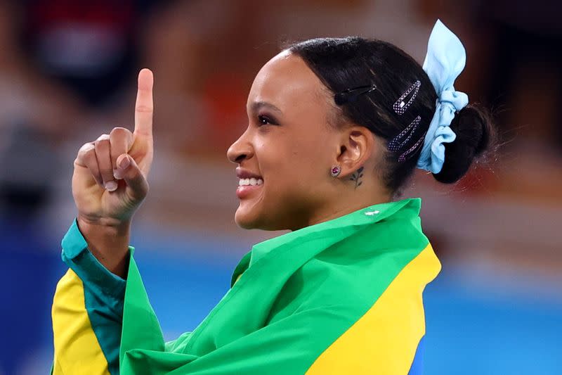 Foto del domingo de la gimnasta brasileña Rebeca Andrade celebrando tras ganar el oro en la final de salto