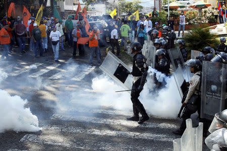 Opposition supporters clash with riot police during a rally against Venezuelan President Nicolas Maduro's government and to commemorate the 59th anniversary of the end of the dictatorship of Marcos Perez Jimenez in San Cristobal, Venezuela January 23, 2017. REUTERS/Carlos Eduardo Ramirez