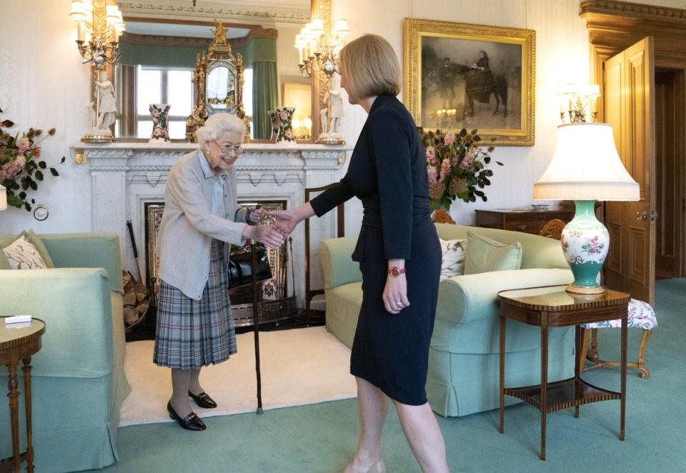 英國女王才剛任命新的英國首相，就傳出健康亮紅燈。（圖／翻攝自The Royal Family推特）