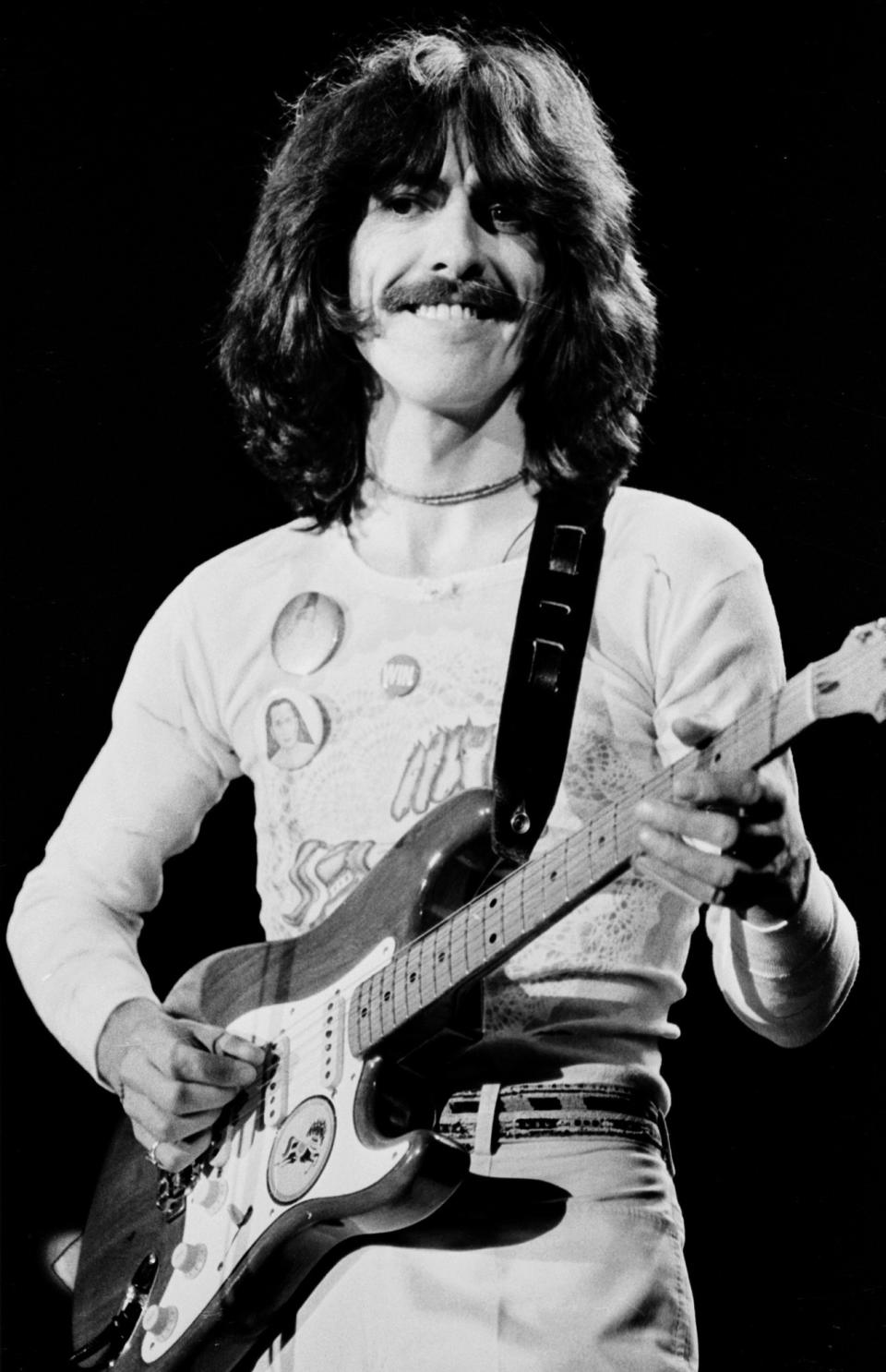 ARCHIVO - George Harrison toca en un concierto en 1974 en Landover, Maryland. (AP Foto/Bob Grieser, Archivo)