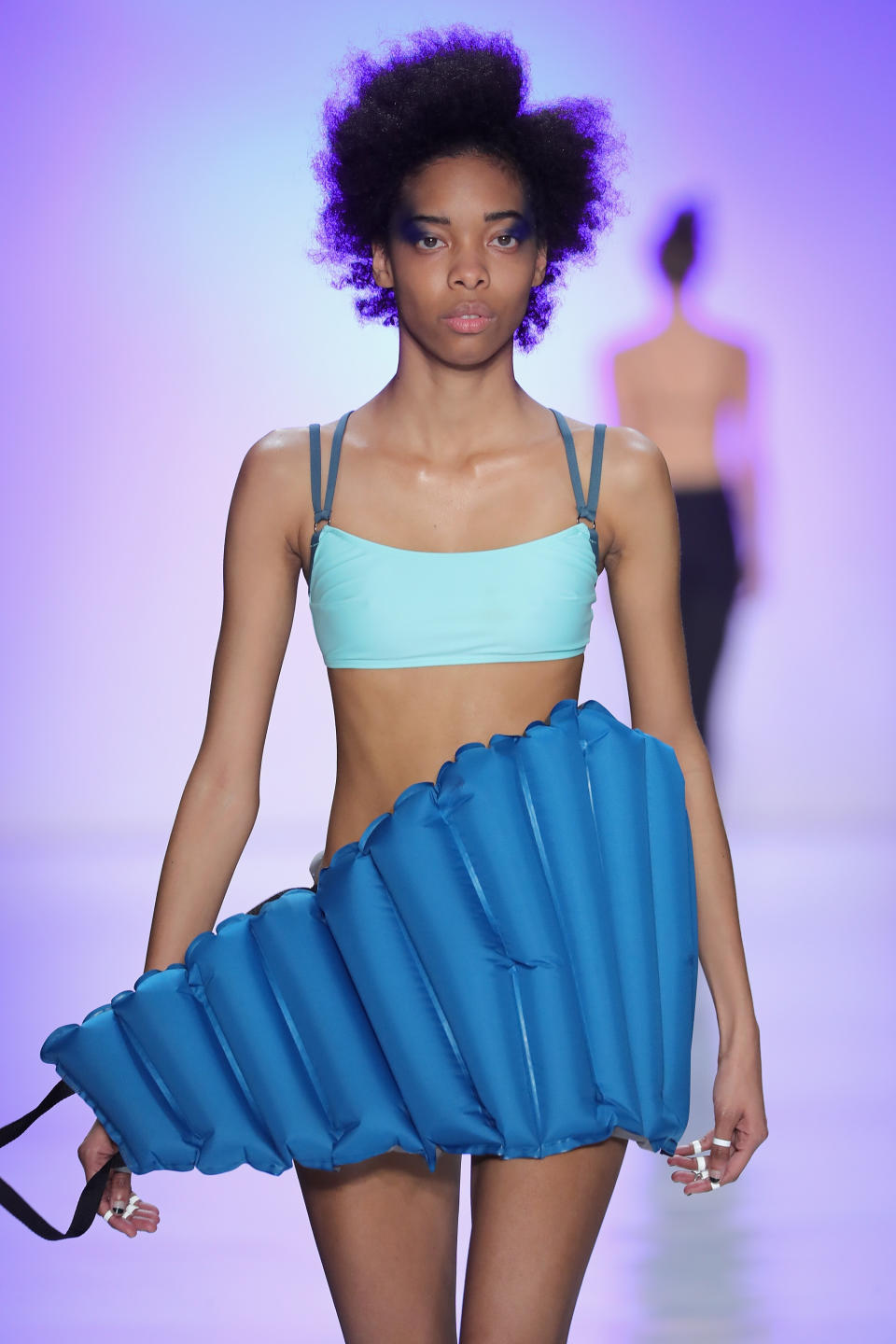 <p><b>Chromat – New York Fashion Week</b><br>Abtauchen gefällig? Chromat entwirft Swimwear. Bei der New York Fashion Week bekamen die Models neben den Badeanzügen aber auch noch einen kostenlosen Rettungsring um die Hüften geschnallt. (Bild: Getty Images) </p>