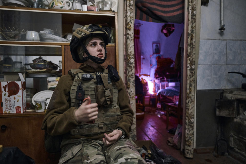 俄烏戰爭持續膠著，烏克蘭國土防衛部隊不分男女奔赴戰場保家衛國。(畫面來源：AP)