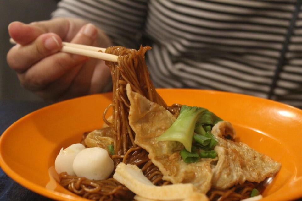 Kopitiam 143 - Dry wantan mee action shot