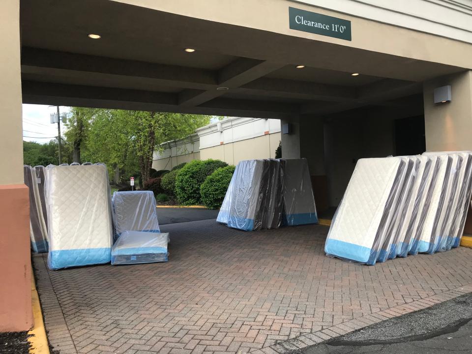 New mattresses were stacked on Friday outside the entrance of Armoni Inn & Suites in Orangeburg, where New York City planned to place asylum seekers who had been transported to the city from the southern border.