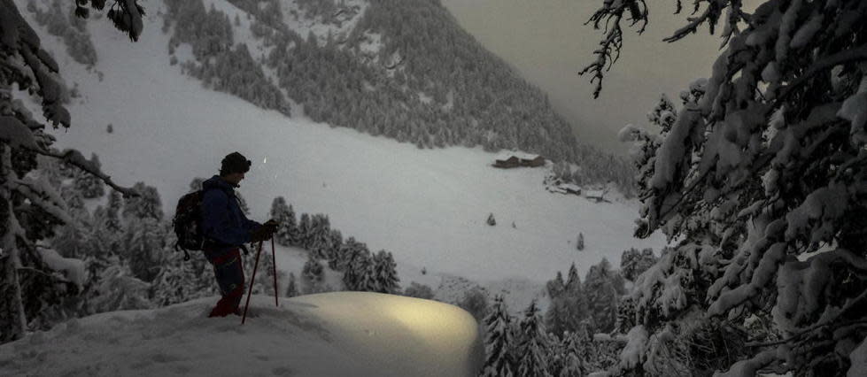 Un moniteur de ski dans la vallée de Forni dans le parc national de Stelvio dans le nord de l'Italie, le 6 décembre 2020.
