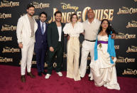 El director de "Jungle Cruise" Jaume Collet-Serra, segundo de la izquierda, posa con los actores Jack Whitehall, Édgar Ramírez, Emily Blunt, Dwayne Johnson y Veronica Falcón, de izquierda a derecha, durante el estreno mundial de la película el sábado 24 de julio de 2021 en Disneyland, en Anaheim, California. (AP Foto/Chris Pizzello)