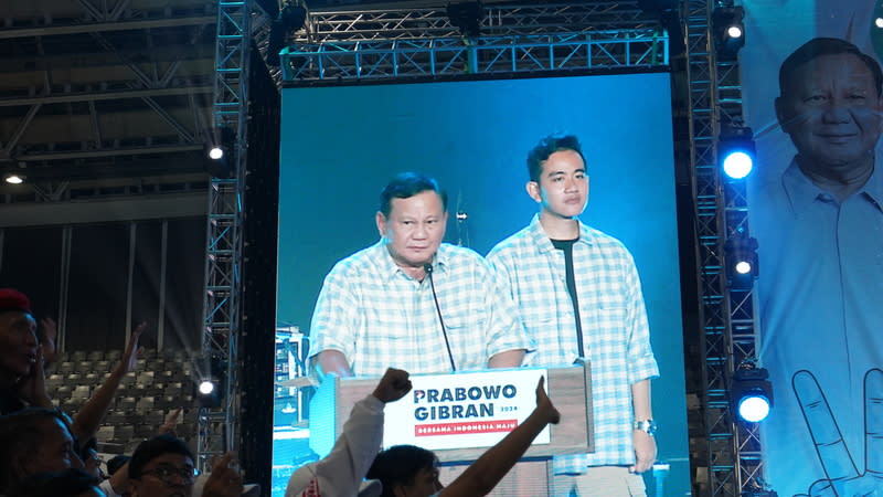 印尼準總統普拉伯沃（左）與副手吉伯朗（右）14日晚間舉行慶祝晚會，他們在舞台上一一向競選團隊的幹部表示感謝。（中央社）