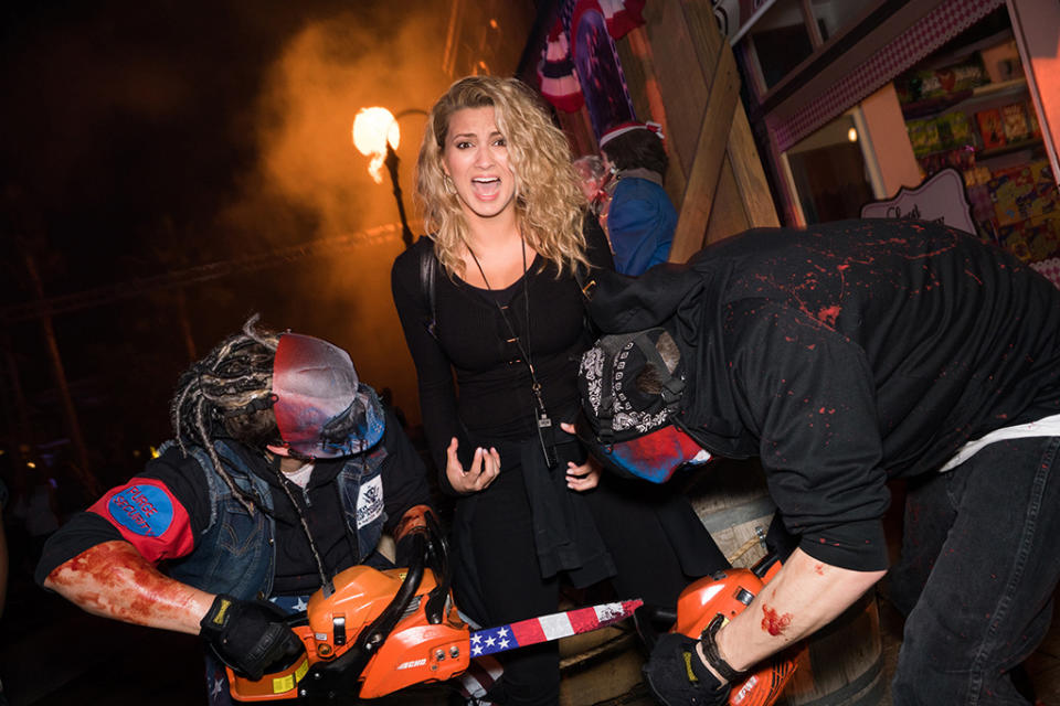 <p>The expression on singer Tori Kelly’s face seemed to say: “Get me out of here!” (Photo: Mike Danenberg/Universal Studios Hollywood) </p>